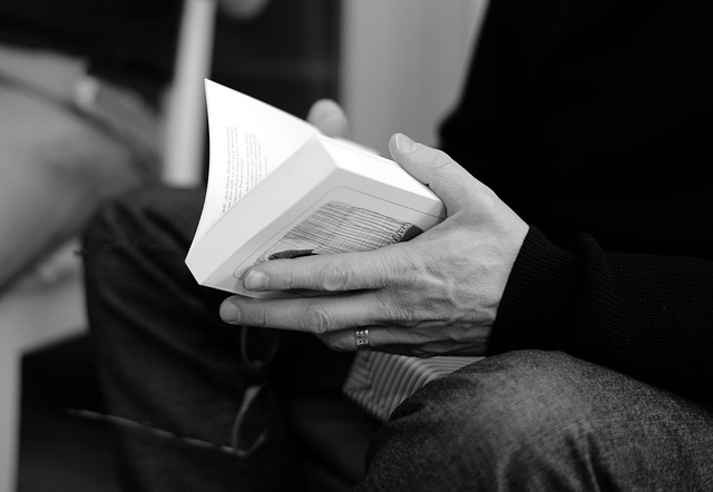 libro, leggere, mani, bianco e nero, letteratura, romanzo