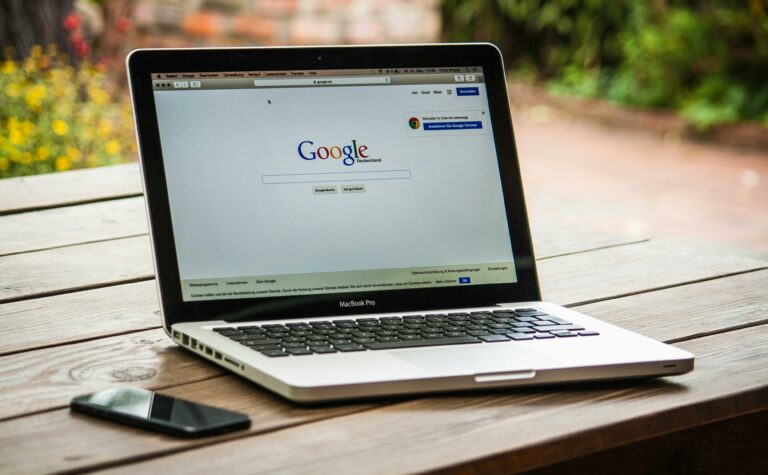 Un MacBook Pro che mostra il motore di ricerca Google