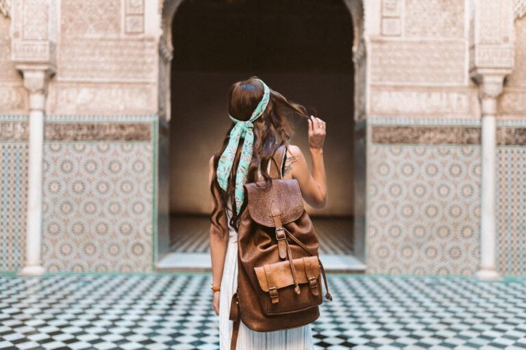 Una donna a Marrakesh con uno zaino