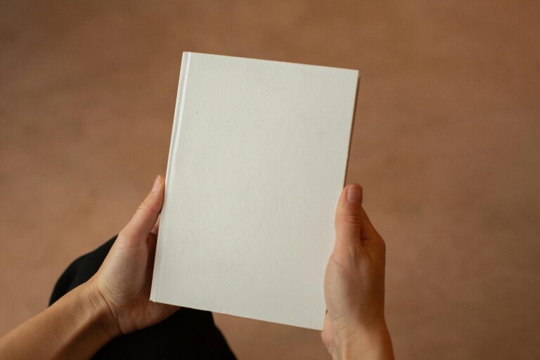 Una persona con in mano un libro