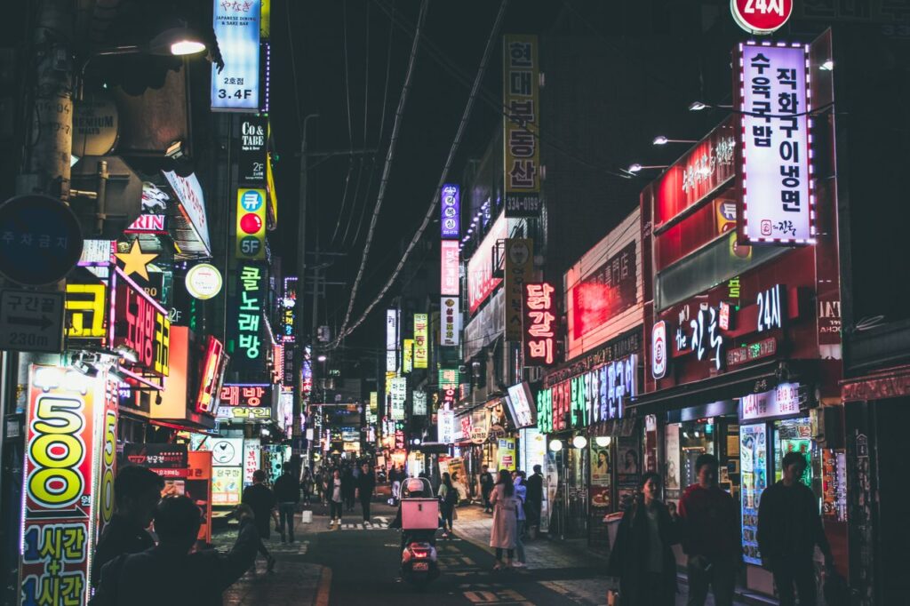 Seoul di notte in uno dei suoi tipici quartieri