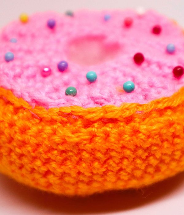 Ciambella portaspilli amigurumi per promozione libro Murakami