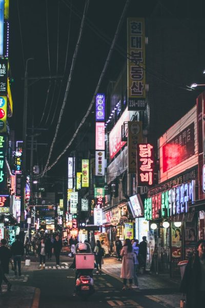 Seoul di notte in uno dei suoi tipici quartieri